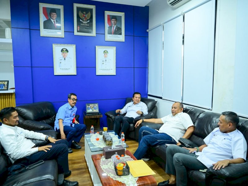 Pelaksana Tugas (Plt) Direktur Utama Perumda Air Minum Kota Makassar, Andi Syahrum, menerima kunjungan audiensi dan silaturahmi jajaran direksi PT Kawasan Industri Makassar (KIMA) di Kantor Perumda Air Minum Kota Makassar, Jalan Dr. Ratulangi Nomor 3, Senin (19/10/2026). @Jejakfakta/dok. Humas PDAM Makassar
