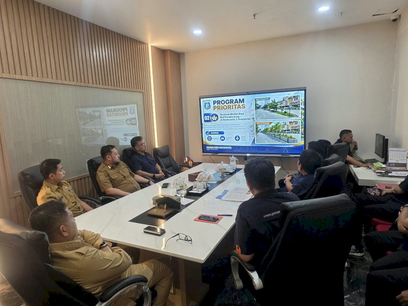 Direktur Utama Perumda Parkir Makassar Raya, Adi Rasyid Ali (ARA), saat bertemu Wali Kota Makassar, Munafri Arifuddin, di Balai Kota Makassar, Senin (19/10/2026). @Jejakfakta/dok. Humas Pemkot Makassar