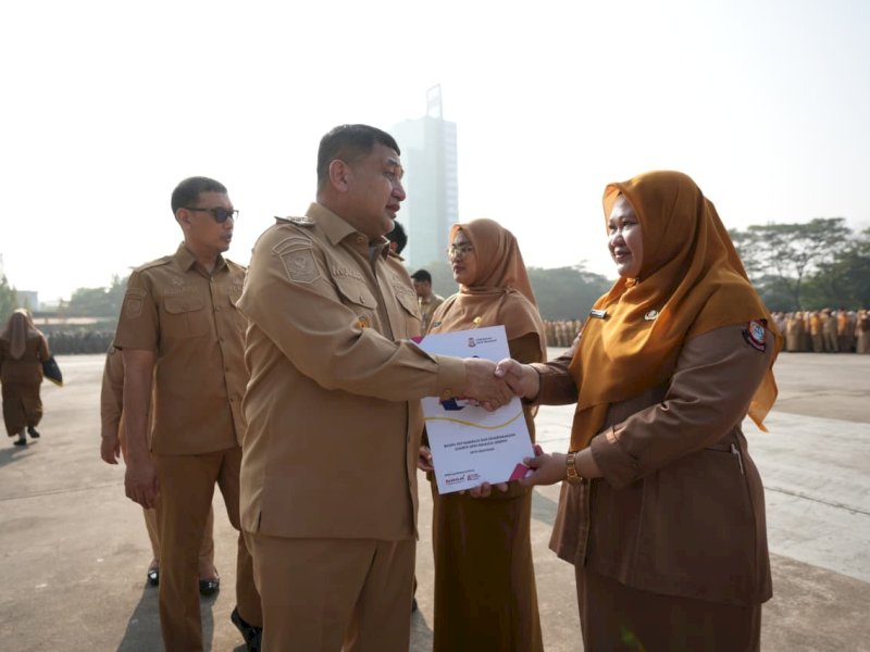 Wali Kota Makassar, Munafri Arifuddin, menyerahkan secara simbolis Surat Keputusan (SK) perpanjangan masa perjanjian kerja tersebut saat memimpin Apel Kesiapan, Disiplin dan Kinerja PPPK Paruh Waktu di Lapangan Karebosi, Makassar, Selasa (20/10/2026). @Jejakfakta/dok. Humas Pemkot Makassar