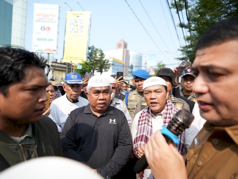 Wali Kota Makassar Munafri Arifuddin saat menerima aksi Gerakan Rakyat (GERAM) yang mewakili aspirasi warga Tamalanrea di Kantor Wali Kota Makassar, Selasa (20/10/2026). @Jejakfakta/dok. Humas Pemkot Makassar
