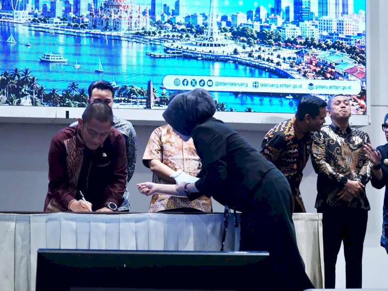 Bupati Luwu Timur, Irwan Bachri Syam, menandatangani Pakta Integritas bersama Direktur Jenderal (Dirjen) Tata Ruang Kementerian Agraria dan Tata Ruang/Badan Pertanahan Nasional (ATR/BPN) serta sejumlah kepala daerah di wilayah Regional II di Claro Hotel, Makassar, Selasa (20/10/2026). @Jejakfakta/dok. Humas Pemkab Lutim