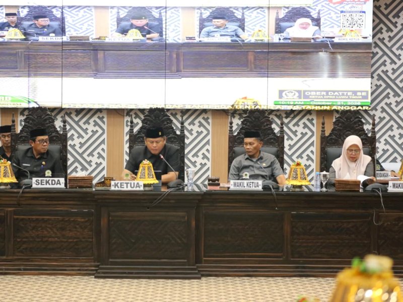 Sekretaris Daerah (Sekda) Luwu Timur, Ramadhan Pirade, menghadiri rapat paripurna DPRD Luwu Timur yang dipimpin langsung oleh Ketua DPRD Luwu Timur, Ober Datte, di Gedung DPRD Luwu Timur, Rabu (21/10/2026). @Jejakfakta/dok. Humas Pemkab Lutim