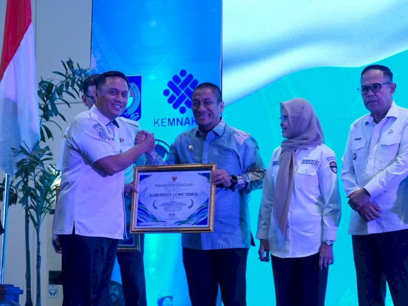 Bupati Luwu Timur, Irwan Bachri Syam, saat menerima Penganugerahan Jaminan Sosial Ketenagakerjaan (Jamsostek) Award 2026 Provinsi Sulawesi Selatan, di Hotel Claro Makassar, Rabu (21/10/2026). @Jejakfakta/dok. Humas Pemkab Lutim