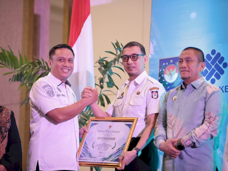 Sekretaris Daerah Kota Makassar Andi Zulkifly Nanda menerima penghargaan tersebut dalam acara penganugerahan yang diselenggarakan oleh Pemerintah Provinsi Sulawesi Selatan pada Rabu (21/10/2026). @Jejakfakta/dok. Humas Pemkot Makassar