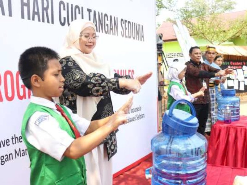 Asisten I Bidang Pemerintahan dan Kesejahteraan Rakyat Kabupaten Luwu Timur, Aini Endis Anrika, mempraktikkan Enam Langkah Cuci Tangan Pakai Sabun bersama para peserta didik dalam Peringatan Hari Cuci Tangan Pakai Sabun Sedunia yang diadakan di SDN 225 Karebbe, Luwu Timur. @Jejakfakta/dok. IST.
