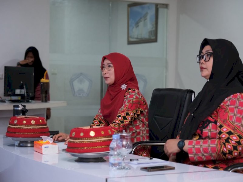 Kepala Dinas Komunikasi, Informatika, Statistik, dan Persandian Kabupaten Gowa, Emy Pratiwi Luthfy, bersama Kepala Bidang Komunikasi Publik Diskominfostan Kabupaten Gowa, Dhyni Widyaswari Dwiputri, saat mengikuti Monitoring dan Evaluasi (Monev) Pejabat Pengelola Informasi dan Dokumentasi (PPID) Kabupaten Gowa Tahun 2026 secara virtual di Peace Room Kantor Bupati Gowa, Kamis (22/10/2026). @Jejakfakta/dok. Humas Pemkab Gowa