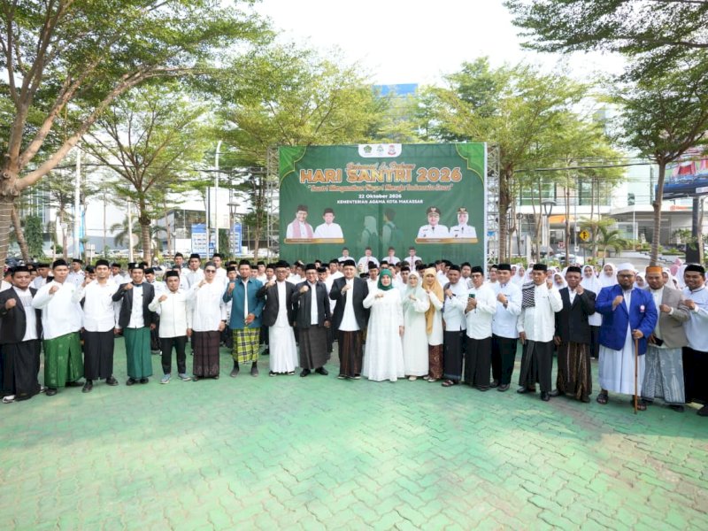 Wali Kota Makassar, Munafri Arifuddin, bersama Wakil Wali Kota Makassar, Aliyah Mustika Ilham usai Upacara Peringatan Hari Santri Nasional (HSN) 2026 di Halaman Balai Kota Makassar, Jumat (23/10/2026). Upacara tersebut diikuti sekitar 1.000 santri dan santriwati dari 35 pondok pesantren serta lembaga pendidikan Islam di Kota Makassar. @Jejakfakta/dok. Humas Pemkot Makassar