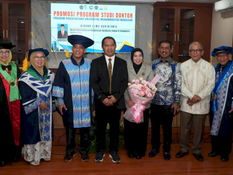 okoh politik Sulawesi Selatan, Ilham Arief Sirajuddin (IAS), menghadiri sidang promosi doktor Sekretaris Daerah (Sekda) Kabupaten Kolaka Utara, Muhammad Idrus, di Program Pascasarjana Universitas Muhammadiyah Makassar (Unismuh). @Jejakfakta/dok. IST.