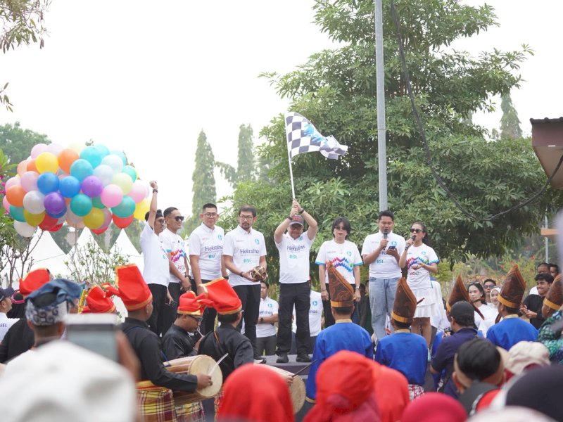 Pelaksana Tugas (Plt) Bupati Gowa, Darmawangsyah Muin, saat menghadiri Fun Walk Gerakan Ekonomi Kreatif Nasional (Gekrafs) Sulawesi Selatan dalam rangka peringatan Hari Ekonomi Kreatif Nasional (Hekrafnas) di kawasan Istana Balla Lompoa, Kabupaten Gowa, Sabtu (24/10/2026). @Jejakfakta/dok. Humas Pemkab Gowa