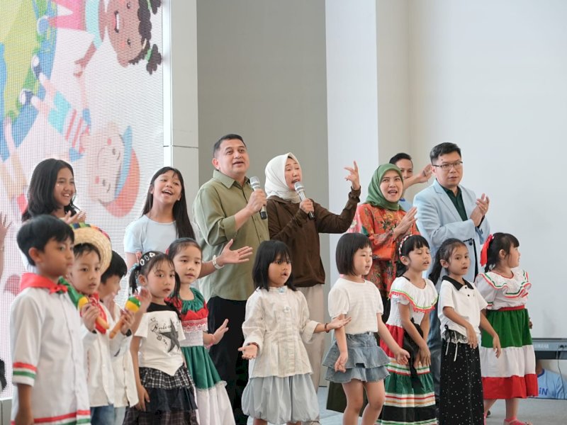 Wali Kota Makassar, Munafri Arifuddin, bersama Wakil Wali Kota Makassar, Aliyah Mustika Ilham, saat menghadiri kegiatan United Nations Day bertajuk Hoppy Little Water Detectives yang diselenggarakan HOPLiN Preschool Makassar di Summarecon Mutiara Makassar Convention Center, Sabtu (24/10/2026). @Jejakfakta/dok. Humas Pemkot Makassar