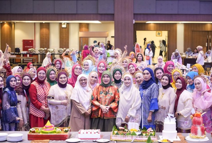 Aliyah Mustika Ilham Dorong Perempuan Saling Menguatkan, MOMTOMOMS Luncurkan Identitas Baru