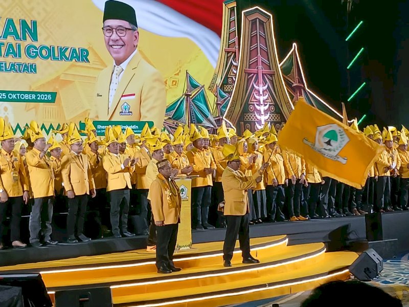 Ketua DPD I Partai Golkar Sulawesi Selatan (Sulsel) periode 2026&ndash;2030, Ilham Arief Sirajuddin, saat menerima pataka setelah dirinya resmi dilantik memimpin Golkar Sulsel di Hotel Four Points by Sheraton Makassar, Minggu (25/10/2026). @Jejakfakta/dok. Ist.