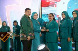 Puluhan Tahun Mengabdi, Tujuh Kader TP PKK Makassar Terima Penghargaan Adibakti