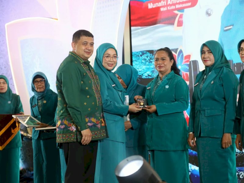 Ketua Tim Penggerak Pemberdayaan dan Kesejahteraan Keluarga (TP PKK) Kota Makassar, Melinda Aksa memberikan penghargaan Adibakti kepada tujuh kader TP PKK yang telah menunjukkan dedikasi dan pengabdian dalam mendukung pelaksanaan program PKK di Kota Makassar, di Atrium Trans Studio Makassar, Minggu (25/10/2026). @Jejakfakta/dok. Humas Pemkot Makassar