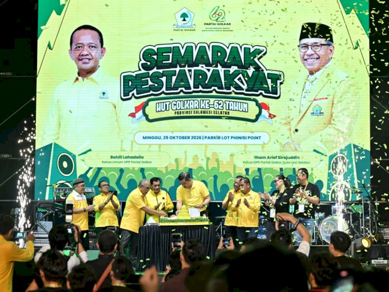 Menteri Usaha Mikro, Kecil, dan Menengah (UMKM) Maman Abdurrahman bersama Ketua DPD I Partai Golkar Sulawesi Selatan, Ilham Arief Sirajuddin (IAS), saat menghadiri Pesta Rakyat yang digelar DPD I Partai Golkar Sulsel pada puncak perayaan Hari Ulang Tahun (HUT) ke-62 Partai Golkar sekaligus bagian dari rangkaian kegiatan pascapelantikan pengurus DPD I Golkar Sulsel periode 2026&ndash;2030,  di halaman Pipo Mall, kawasan Tanjung Bunga, Makassar, Minggu malam (25/10/2026). @Jejakfakta/dok. IST.