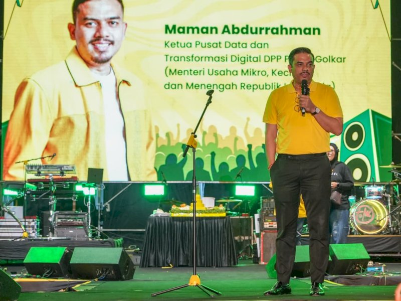 Menteri Usaha Mikro, Kecil, dan Menengah (UMKM) Maman Abdurahman, saat berorasi dalam Pesta Rakyat Partai Golkar di area parkir atau pelataran Mall Phinisi Point (PIPO), Jalan Metro Tanjung Bunga, Makassar, Minggu (25/10/2026). @Jejakfakta/dok. IST.