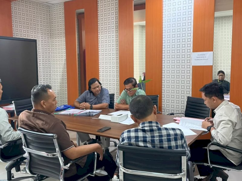 Kantor Wilayah Direktorat Jenderal Pajak (Kanwil DJP) Sulawesi Selatan, Barat, dan Tenggara (Sulselbartra), bekerja sama dengan kepolisian dan kejaksaan, secara resmi menyerahkan tersangka beserta barang bukti kepada Kejaksaan Negeri (Kejari) Makassar pada Jumat (23/10/2026). @Jejakfakta/dok. Ist.