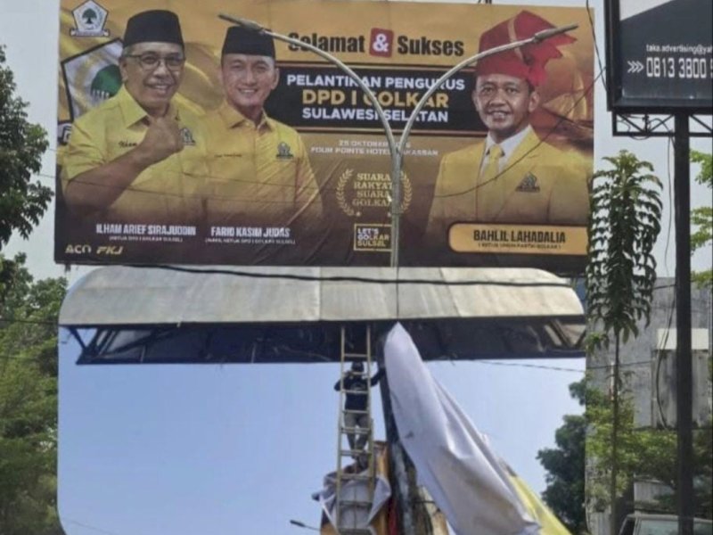 Penertiban baliho Partai Golkar oleh Badan Pendapatan Daerah (Bapenda) Kota Palopo di ruas Jalan Andi Djemma, Palopo, Minggu (25/10/2026). (Foto: Istimewa)