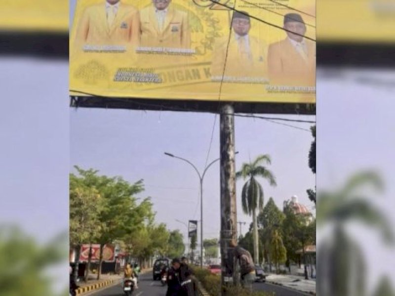 Baliho yang dibongkar menampilkan Ketua Umum DPP Partai Golkar Bahlil Lahadalia, Ketua DPD I Partai Golkar Sulawesi Selatan Ilham Arief Siradjuddin, Ketua DPD II Partai Golkar Palopo H. Rahmat Masri Bandaso, serta Sekretaris DPD II Golkar Palopo Harisal Latief yang juga merupakan anggota DPRD Kota Palopo. @jejakfaktacom/ist.