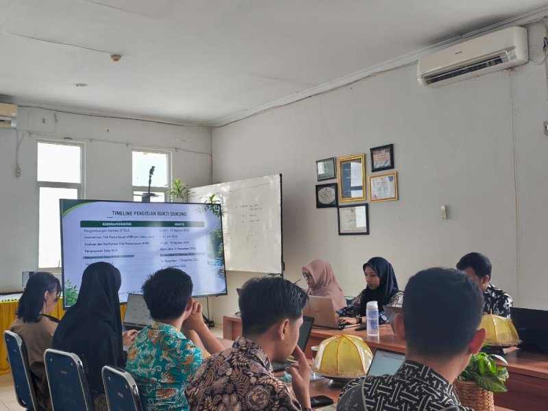 Rapat Koordinasi Program Kali Bersih yang dipimpin Sekretaris DLH Luwu Timur, Fera Salurante, dengan pemaparan materi oleh Kepala Bidang Pengendalian Pencemaran dan Kerusakan Lingkungan (PPKL), Esti Purwaningsih, Jumat (4/9/2026). @Jejakfakta/dok. IST.