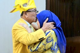Yang Tak Terlihat Di Pelantikan Golkar Sulsel: Tisu di Jemari Aliyah saat IAS Mengeja Kesetiaan
