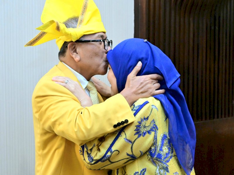 Momen hangat Ilham Arief Sirajuddin memeluk sang istri, Aliyah Mustika Ilham, saat bersiap menuju prosesi pelantikan sebagai Ketua Partai Golkar DPD Provinsi Sulawesi Selatan, Minggu (25/10/2026). @jejakfaktacom/Reza