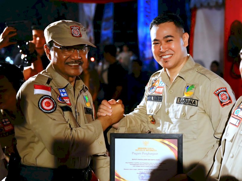 Menteri Sosial Republik Indonesia Saifullah Yusuf menyerahkan Piagam Penghargaan kepada Bupati Pangkep Muhammad Yusran Lalogau, pada Jambore Taruna Siaga Bencana (Tagana) dan Apel Siaga Bencana se-Sulawesi Selatan Tahun 2026, Makassar, Senin (26/10/2026). @jejakfaktacom/Humas Pemda Pangkep.