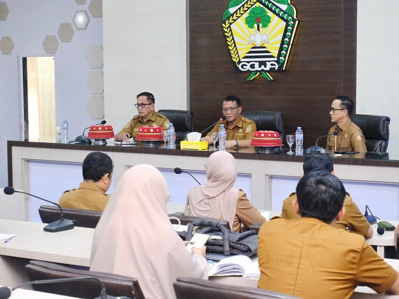 Sekretaris Daerah Kabupaten Gowa, Andy Azis Peter, saat membuka Rapat Koordinasi Pendampingan Pelaksanaan Kegiatan Tahun Anggaran 2026/2027 Dinas TPH Kabupaten Gowa di Baruga Karaeng Pattingalloang, Kantor Bupati Gowa, Selasa (27/10/2026). @Jejakfakta/dok. Humas Pemkab Gowa