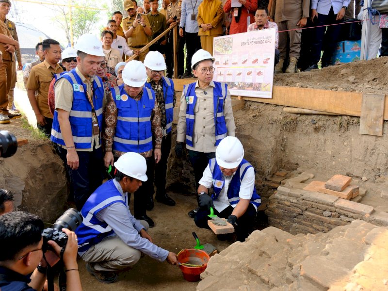  Pelaksana Tugas (Plt) Bupati Gowa, Darmawangsyah Muin, saat menghadiri peletakan batu pertama revitalisasi Benteng Somba Opu di Kelurahan Benteng Somba Opu, Kecamatan Barombong, Kabupaten Gowa, Selasa (27/10/2026). @Jejakfakta/dok. Humas Pemkab Gowa