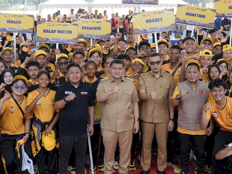 Wali Kota Makassar, Munafri Arifuddin, saat melepas kontingen Kota Makassar dalam acara yang digelar Komite Olahraga Nasional Indonesia (KONI) Kota Makassar di Lapangan Karebosi, Jalan Ahmad Yani, Makassar, Selasa (27/10/2026). @Jejakfakta/dok. Humas Pemkot Makassar