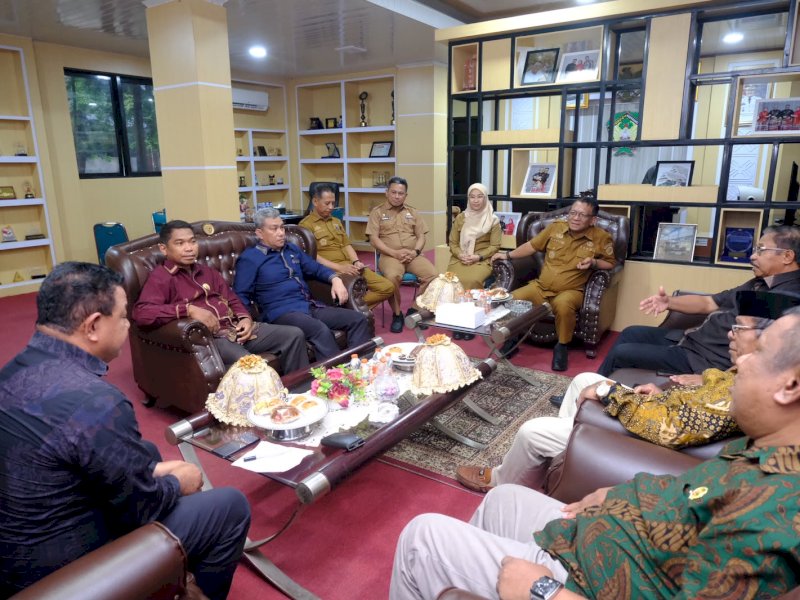 Sekretaris Daerah (Sekda) Kabupaten Gowa menerima kunjungan kerja Komisi I DPRD Kota Baubau, Sulawesi Tenggara, di Ruang Kerja Sekda Gowa, Kantor Bupati Gowa, Selasa (27/10/2026). @Jejakfakta/dok. Humas Pemkab Gowa