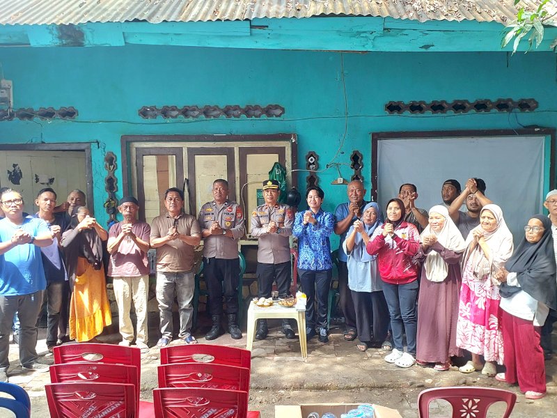 Kapolsek Ujung Pandang Kompol H. Syamsuardi didampingi Lurah Mangkura Elvira Pakasi sosialisai bersama warga RW 001 Kelurahan Mangkuran Kecamatan Ujung Pandang, Rabu (28/10/2026). @jejakfaktacom/JF