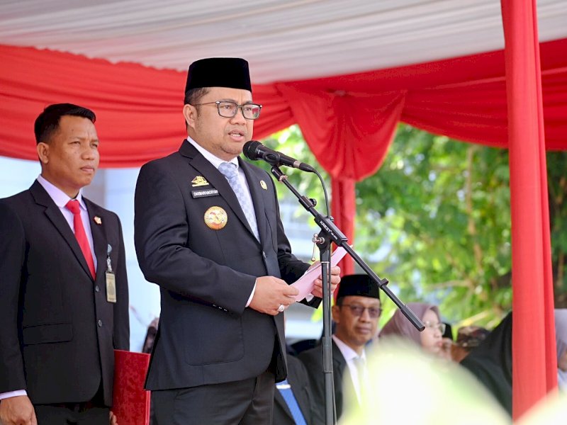 Pelaksana Tugas (Plt) Bupati Gowa, Darmawangsyah Muin, saat bertindak sebagai inspektur upacara pada Peringatan Hari Sumpah Pemuda ke-98 Tingkat Kabupaten Gowa di Lapangan Upacara Kantor Bupati Gowa, Rabu (28/10/2026). @Jejakfakta/dok. Humas Pemkab Gowa