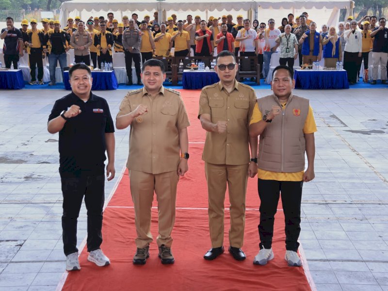 Kepala Dinas Pemuda dan Olahraga (Dispora) Kota Makassar, Syamsul Bahri, mendampingi Wali Kota Makassar Munafri Arifuddin dalam pelepasan kontingen Komite Olahraga Nasional Indonesia (KONI) Kota Makassar yang akan berlaga pada Pekan Olahraga Provinsi (PORPROV) XVIII Sulawesi Selatan 2026, Selasa (27/10/2026). @Jejakfakta/dok. IST.