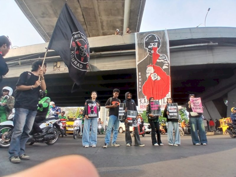 Sejumlah organisasi mahasiswa lintas kampus di Makassar, Sulawesi Selatan menggelar aksi unjuk rasa yang dipusatkan di Fly Over Kota Makassar Jl. Urip Sumoharjo - Jl A.P. Pettarani pada Rabu (28/10/2026), mahasiswa menyuarakan evaluasi terhadap sejumlah kebijakan pemerintahan Prabowo-Gibran, mulai dari penanganan kebakaran hutan dan lahan (karhutla), anggaran pendidikan, program Makan Bergizi Gratis (MBG), hingga dugaan menguatnya militerisme di ruang sipil. @Jejakfakta/Nurdin Amir
