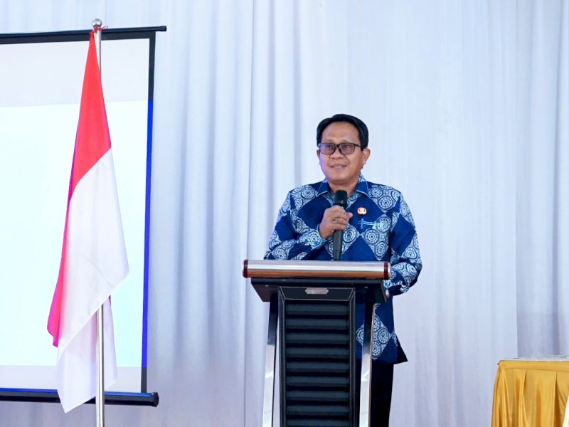 Sekretaris Daerah (Sekda) Kabupaten Luwu Timur, Ramadhan Pirade, saat membuka Rapat Koordinasi Penguatan Kewaspadaan Dini terhadap Ancaman Radikalisme yang digelar oleh Badan Kesatuan Bangsa dan Politik (Kesbangpol) Kabupaten Luwu Timur di Aula Dinas Pendidikan, Malili, Kamis (29/10/2026). @Jejakfakta/dok. Humas Pemkab Lutim