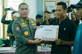 Serahkan Bantuan Bedah Rumah kepada 400 Penerima, Bupati Irwan: Tak Ada Potongan Dana
