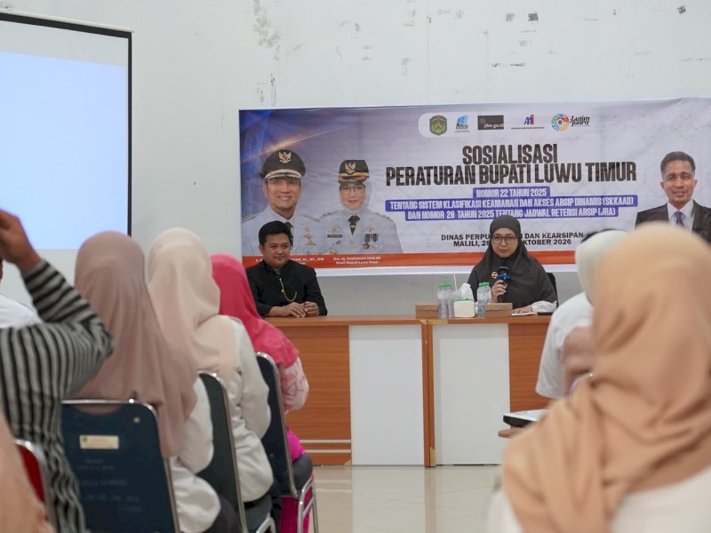Sosialisasi Peraturan Bupati Luwu Timur tentang Sistem Klasifikasi Keamanan dan Akses Arsip Dinamis (SKKAAD) serta Jadwal Retensi Arsip (JRA) yang digelar Dinas Perpustakaan dan Kearsipan (DPK) di Ruang Seminar Gedung Layanan Perpustakaan Daerah Kabupaten Luwu Timur, Rabu (28/10/2026). @Jejakfakta/dok. IST.
