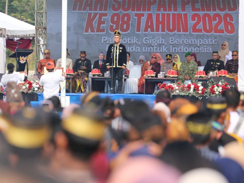 Bupati Luwu Timur, Irwan Bachri Syam, saat memimpin Upacara Peringatan Hari Sumpah Pemuda (HSP) ke-98 tingkat Kabupaten Luwu Timur yang berlangsung di Bundaran Batara Guru (BBG), Desa Puncak Indah, Kecamatan Malili, Rabu (28/10/2026). @Jejakfakta/dok. Humas Pemkab Lutim