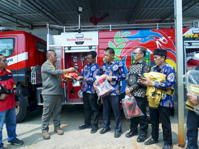 Bupati Luwu Timur, Irwan Bachri Syam, menyerahkan satu unit mobil pemadam kebakaran (damkar) berkapasitas 4.000 liter untuk dioperasikan di kawasan Mahalona Raya, Kecamatan Towuti, Kamis (29/10/2026). @Jejakfakta/dok. Humas Pemkab Lutim