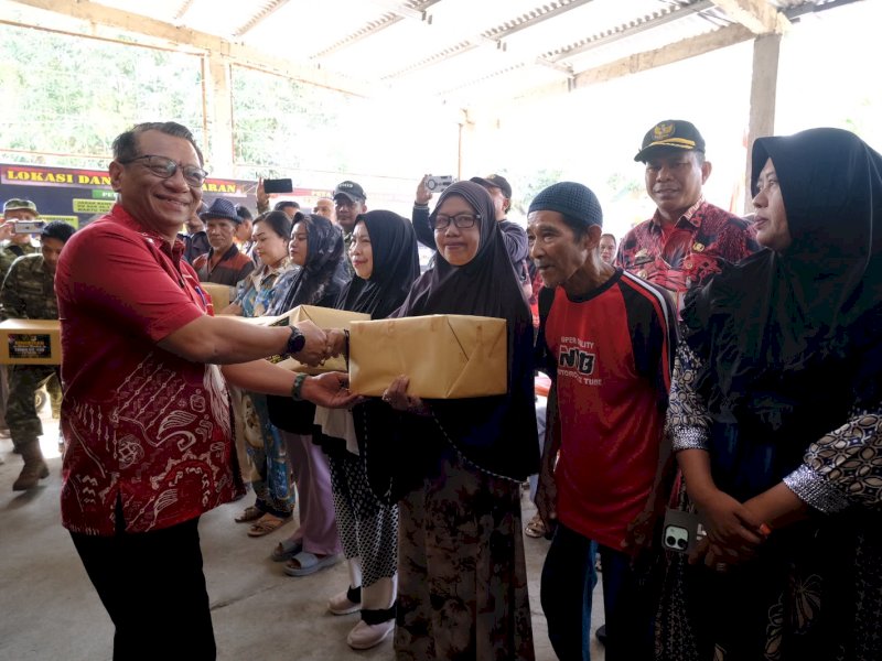 Sekretaris Daerah Kabupaten Gowa, Andy Azis, saat menerima kunjungan Ketua Tim Pengawasan dan Evaluasi (Wasev) TMMD ke-130 Mabesad, Kolonel Inf Andi Triasmoro, di Desa Kalebarembeng, Kecamatan Bontonompo, Kamis (29/10/2026). @Jejakfakta/dok. Humas Pemkab Gowa