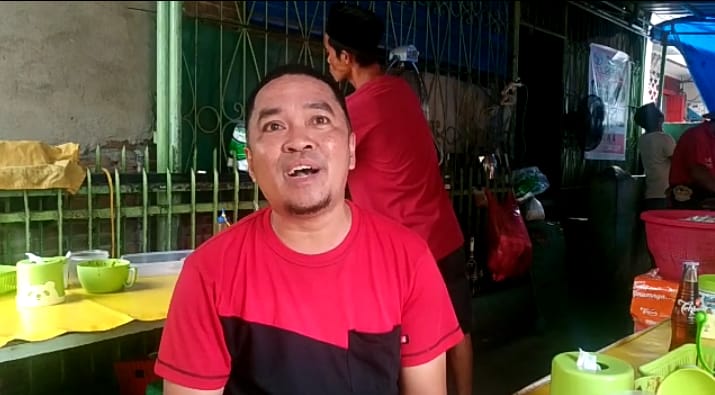 Syahril, pemilik warung Sop Daging dan Nasi Batu Putih, di Jl Gunung Batu Putih, No.38, Kelurahan Maricaya Baru, Kecamatan Makassar, Kota Makassar, Sulsel.