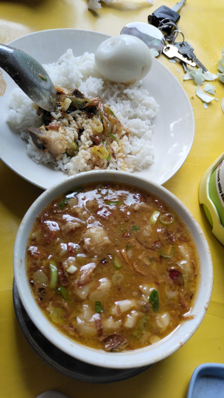 Sajian Sop Daging dan Nasi Batu Putih, di Jl Gunung Batu Putih, No.38, Kelurahan Maricaya Baru, Kecamatan Makassar, Kota Makassar, Sulsel. (foto dok. Syahril owner Sop dan Nasi Batu Putih).
