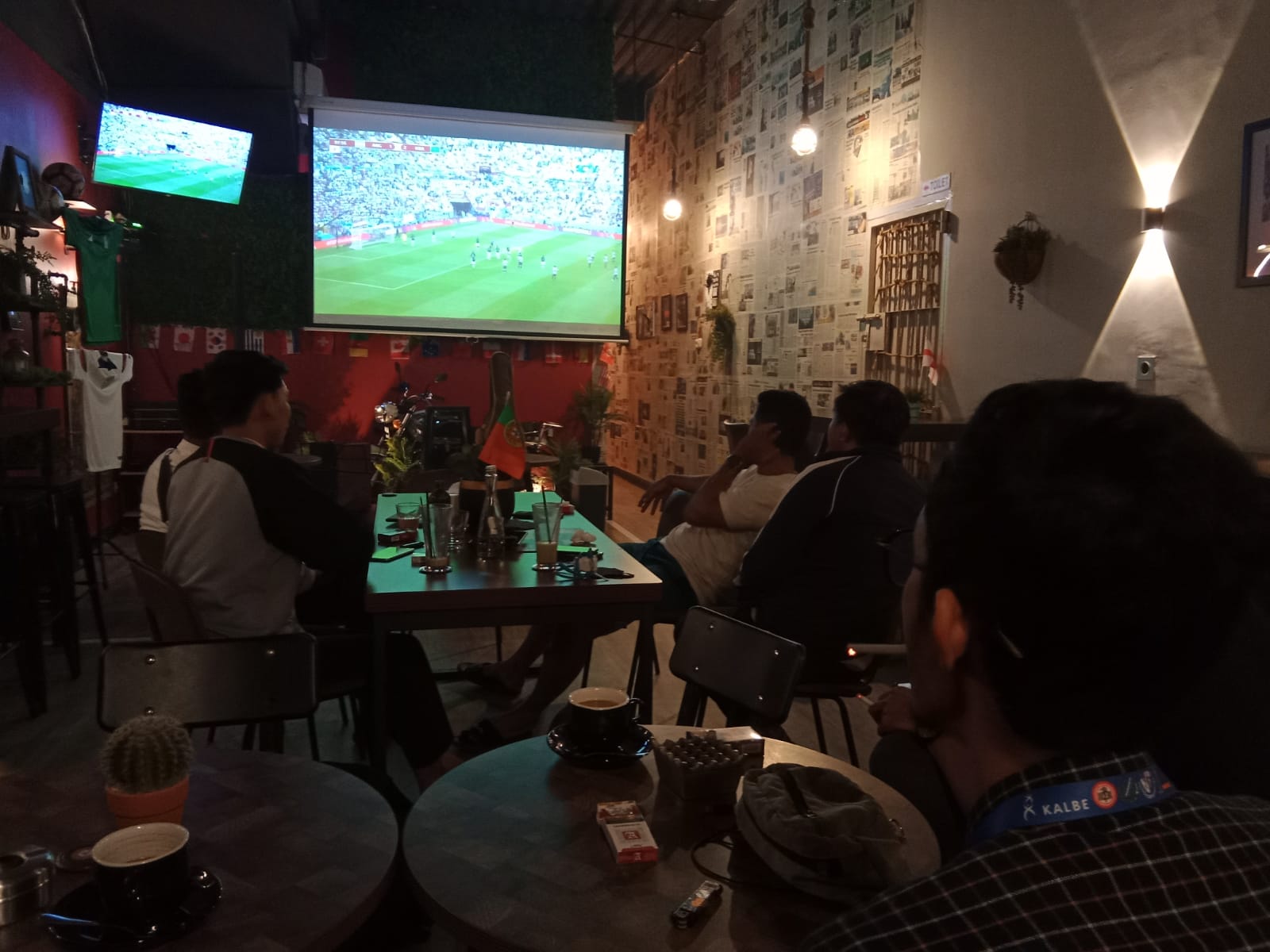 Semarak Masyarakat Nonton Piala Dunia di Warkop
