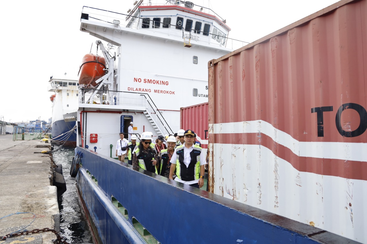 Staf Khusus Menhub Tinjau Kapal Tol Laut di Pelabuhan Makassar